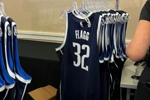 😂兵贵神速啊！独行侠刚选弗拉格为状元 新鲜的32号球衣已出炉
